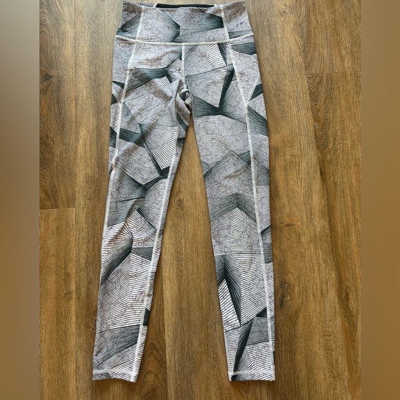 Under Armour leggings purple and black print - Picture 2 of 7